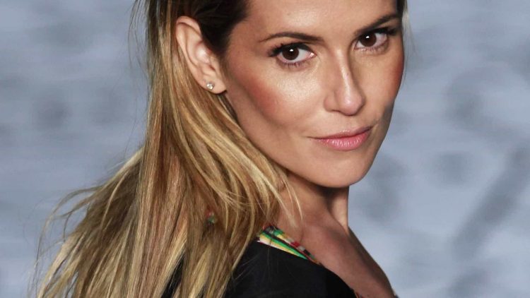 A beleza dos 40. Deborah Secco assume sardas e aparece sem maquiagem