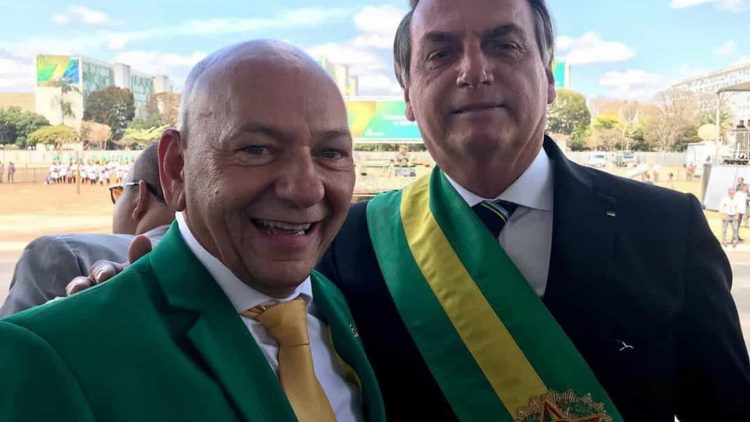 Bolsonaro recebe dono da Havan, Luciano Hang, com abraço