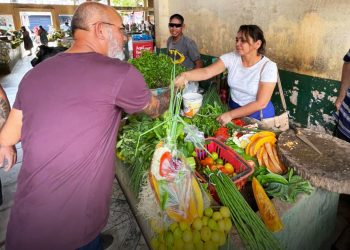 Em Itacoatiara, Cabo Maciel vai até a Feira do Produtor e Mercado Gesta Filho ouvir as demandas dos feirantes