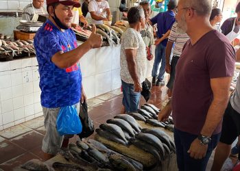 Em Itacoatiara, Cabo Maciel vai até a Feira do Produtor e Mercado Gesta Filho ouvir as demandas dos feirantes