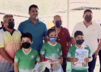 Prefeito Beto D’ângelo realiza entrega de Kits de Material Escolar em Manacapuru