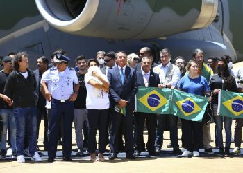 Grupo vindo da Polônia chega a Brasília em aviões da FAB
