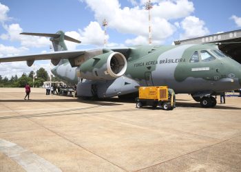 Avião da FAB pousa na Polônia para repatriar brasileiros