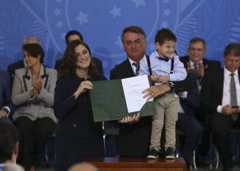 Novos ministros tomam posse no Palácio do Planalto
