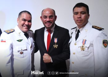 Deputado Cabo Maciel é agraciado com Medalha Alusiva aos 185 anos da PMAM