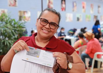 Governo do Amazonas entrega 1,1 mil cartões do Auxílio Estadual Permanente no primeiro dia da nova etapa de distribuição