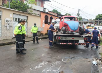 ‘Operação Sucata’ retira veículos abandonados em vias e calçadas na zona Sul de Manaus