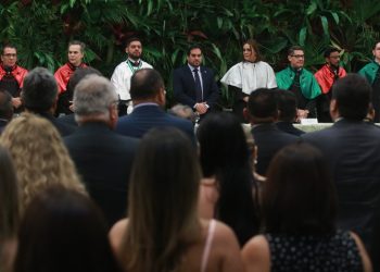 Governo do Amazonas empossa novo reitor e vice-reitora da UEA