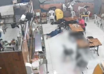 Dupla mata homem à tiros dentro de churrascaria de Manaus