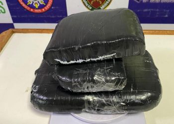 Base Arpão prende mulheres com drogas em embarcação