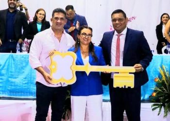 Valciléia Maciel e Franz Melendez são empossados e recebem das mãos do ex-prefeito Beto D’ângelo as chaves da cidade de Manacapuru