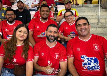 Prefeita Valciléia Maciel e o vice Franz Melendez participam na Arena da Amazônia, do Primeiro Jogo do Princesa do Solimões da Temporada 2026
