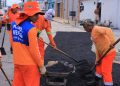 Prefeitura de Manaus reforça malha viária de ruas no bairro Flores