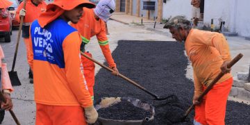 Prefeitura de Manaus reforça malha viária de ruas no bairro Flores