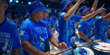 Festival de Parintins 2026: Torcida lota arquibancadas e embala último ensaio técnico do Caprichoso no Bumbódromo